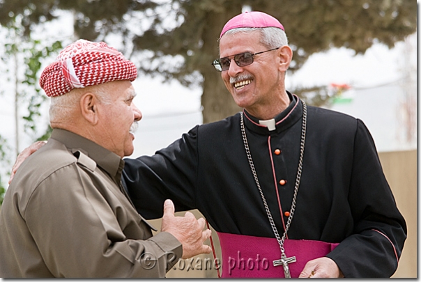 Religions - Yézidi et évêque au Centre Lalesh de Duhok Religions - Bishop and Yezidi man in Duhok Lalish Center - Dohouk Dohuk - Dahouk  Dahuk