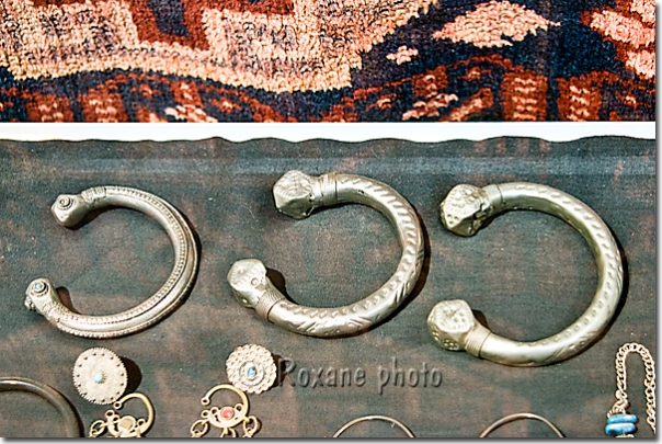 Bracelets anciens en argent - Old silver bracelets - Musée kurde du tapis et du textile - Kurdish textile museum - Erbil - Arbil - Hewler - Hawler