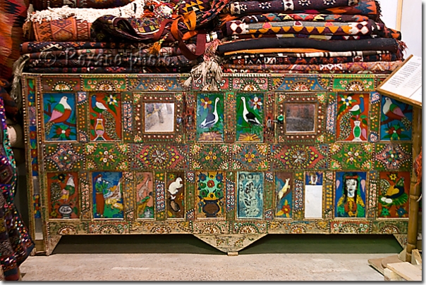 Buffet décoré en bois - Wooden decorated buffet - Musée kurde du tapis et du textile - Kurdish textile museum - Erbil - Arbil - Hewler - Hawler