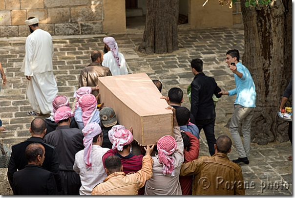 Cérémonie d'enterrement au Temple de Lalesh - Burial ceremony in Lalesh Temple - Lalesh - Lalish
