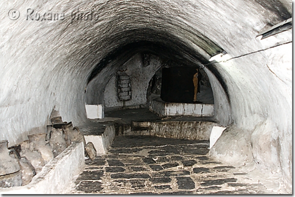 Crypte abritant la tombe d'un sheikh yézidi - Tomb of a yezidi sheikh in a crypt - Lalesh - Lalish