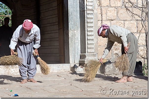 Nettoyage de la cour du Temple - Cleaning the Temple courtyard - Lalesh - Lalish