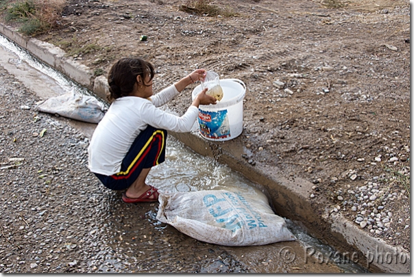 Petite fille recueillant de l'eau pour sa famille - Baadre