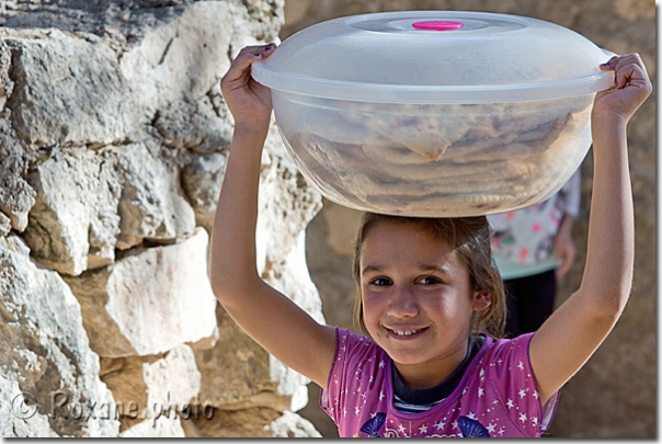Petite fille yézidie transportant du pain - Yazidi girl carrying bred - Lalesh - Lalish