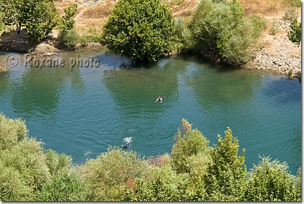 Baignade dans la rivière - Bathing in the river - Route de Barzan