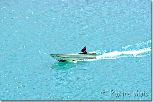 Bateau à moteur sur le lac Dukan - Motorboat on the Dukan's lake  Dukan - Dokan - Dokhan