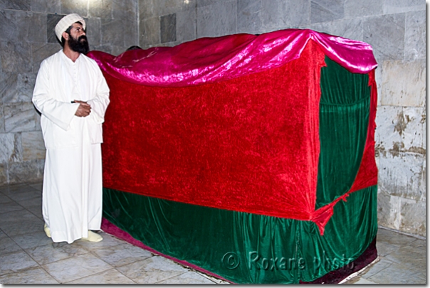 Babê Cawish devant la tombe de Sheikh Adi - Baba Cawish in front of the grave of Sheikh Adi - Lalish - Lalesh