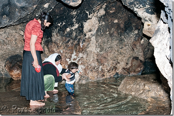 Femmes à la source sacrée du Temple - Yazidi women in sacred spring Lalish - Lalesh