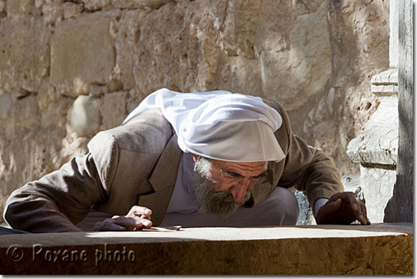 Fidèle yézidi au Temple de Lalesh - Yazidi devout in Lalesh Temple - Lalesh - Lalish