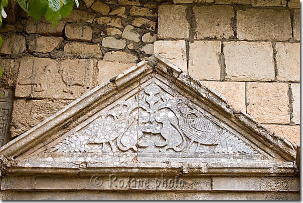 Fronton de la porte du temple - Pediment of the temple's door - Lalesh Lalish