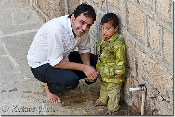 Petite fille et Yézidi - Ezidian man and little girl - Lalish - Lalesh