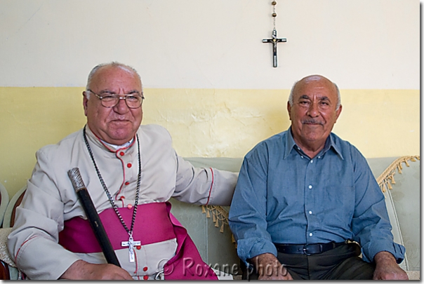 Mgr Patros Harboli et un habitant du village - Bishop Petros Harboli and a villager - Peshkhabur - Pesh Khabur - Fish Khabur