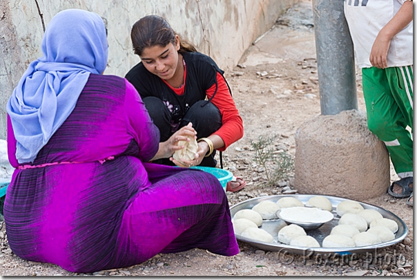Femmes préparant du pain - Baadre - Badre - Baadra