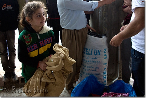 Petite fille avec son nouveau manteau - Girl with her new coat - Humanity