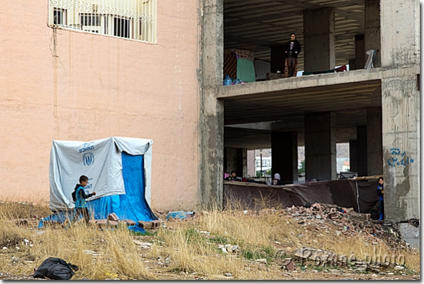 WC d'un immeuble en construction pour des centaines de réfugiés - WC of a building for hundreds of refugees - Humanity