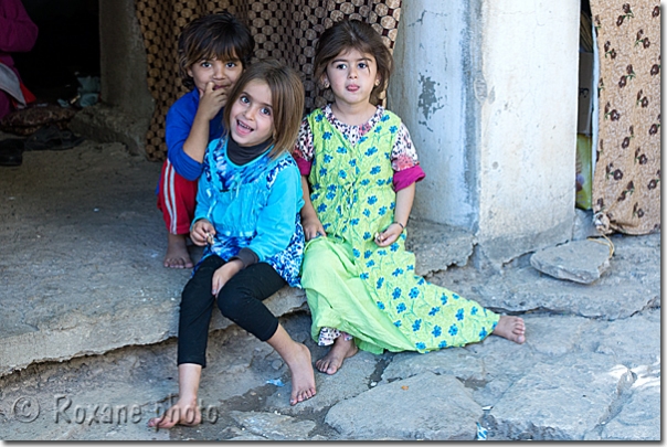 Petites filles sous des escaliers - Little girls under stairs - Lalesh - Lalish